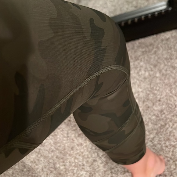 Lululemon Cropped Camouflage Like New Mid Rise Leggings - Picture 3 of 10